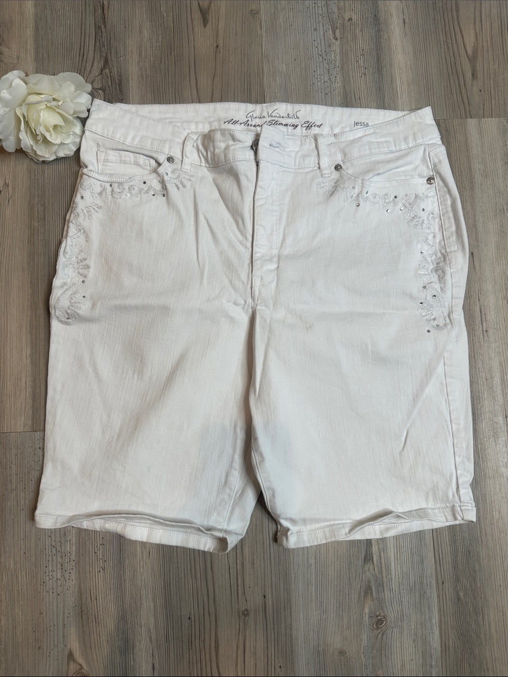 GUC Gloria Vanderbilt White Embroidered Bermuda Shorts, 14